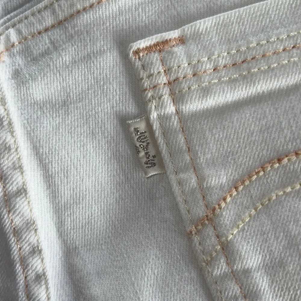LEVIS SHORTS WHITE SIZE W30 PEACH & CREAM COLORED THREADS ROLLED HEM WHITE LABLE